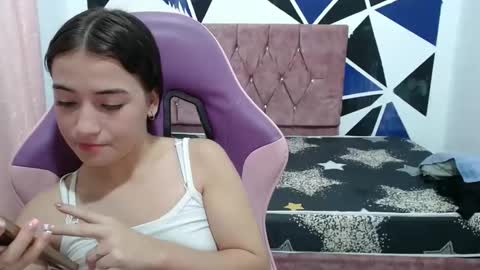 girl_princess18 online show from 10.31.25