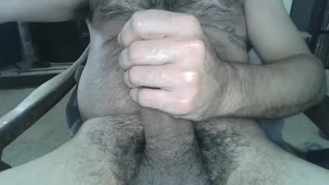 Snapshot of girthyhunguy chatting on 01.05.25 girthyhunguy online show from 01.05.25