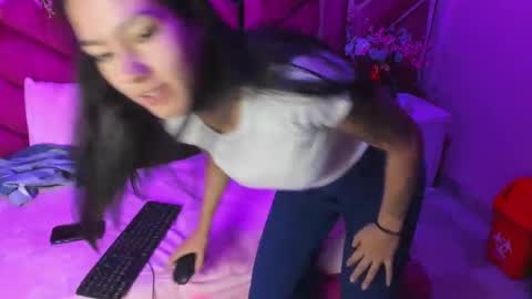 Snapshot of gisell_squirt chatting on 10.15.25 gisell_squirt online show from 10.15.25