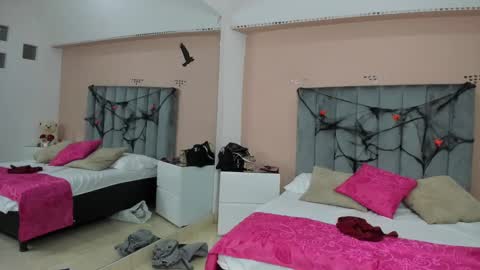 Snapshot of giselle_roldan chatting on 10.04.25 GISELLE ROLDAN online show from 10.04.25