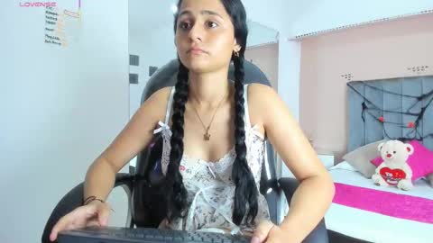 Snapshot of giselle_roldan chatting on 10.25.25 GISELLE ROLDAN online show from 10.25.25