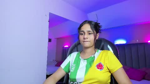 Snapshot of giselle_roldan chatting on 06.18.26 GISELLE ROLDAN online show from 06.18.26