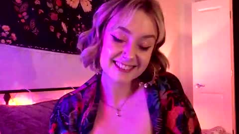 Snapshot of givemesweetdreams chatting on 10.21.25 givemesweetdreams online show from 10.21.25