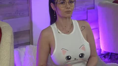 Snapshot of glamourousmom chatting on 02.03.26 CharmingMom online show from 02.03.26