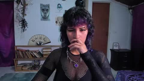Snapshot of glitch_doll chatting on 10.17.25 NYX online show from 10.17.25