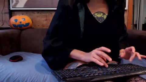 Snapshot of gloryloli chatting on 10.23.25 Tanya online show from 10.23.25