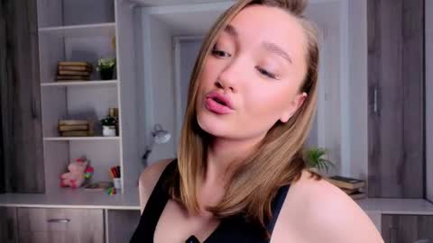 Snapshot of gloryturbes chatting on 11.03.25 Mary online show from 11.03.25