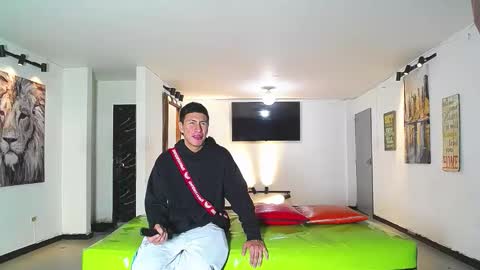 Snapshot of gnecos chatting on 01.18.26 THOMAS AND DAMIAND online show from 01.18.26