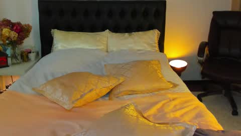 Snapshot of goddess_squirt_ chatting on 09.13.25 Katrin online show from 09.13.25