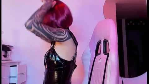 Snapshot of goddess_vee_ chatting on 10.27.25 vee online show from 10.27.25