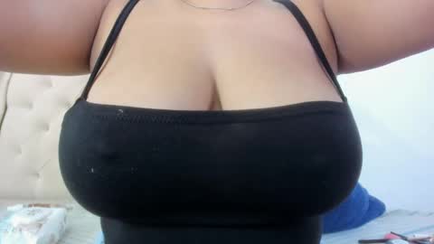 Snapshot of goddesschanell chatting on 02.22.25 CHANELL online show from 02.22.25