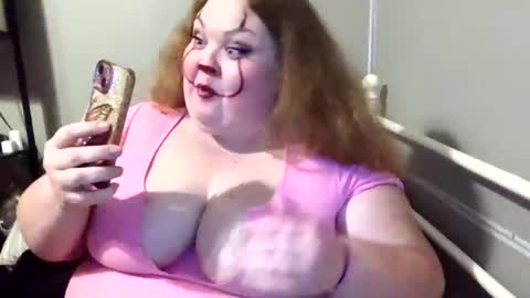 Snapshot of godessisabella chatting on 10.30.25 godessisabella online show from 10.30.25