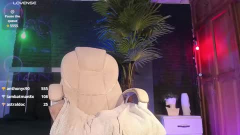 Snapshot of godly_huan chatting on 02.16.25 HUAN online show from 02.16.25