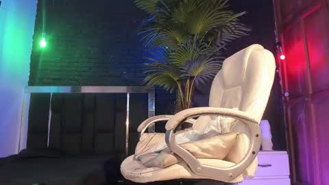 Snapshot of godly_huan chatting on 02.16.25 HUAN online show from 02.16.25