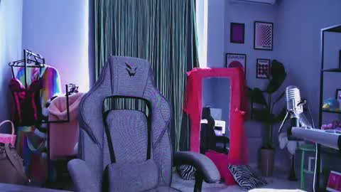 Snapshot of golden_dragones chatting on 07.19.26 Gloria online show from 07.19.26