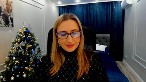 Snapshot of goldenlighte chatting on 12.11.24 Olivia online show from 12.11.24