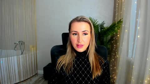 Snapshot of goldenlighte chatting on 01.20.25 Olivia online show from 01.20.25