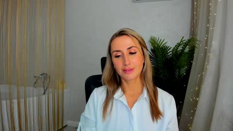 Snapshot of goldenlighte chatting on 01.24.25 Olivia online show from 01.24.25
