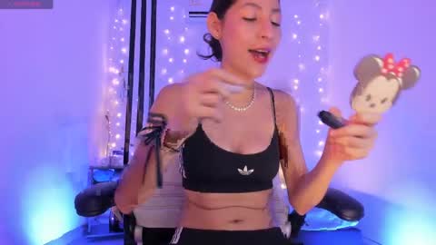 i am Jessi  I love animals and drawing I hope to get along with everyone. XOXO online show from 04.10.26