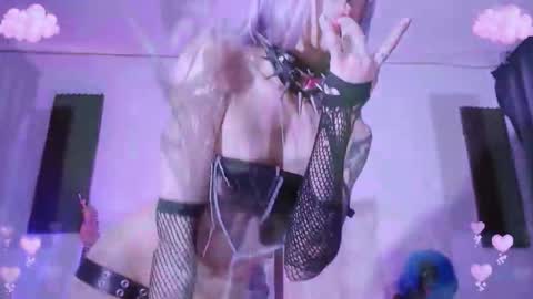 Snapshot of gothicute chatting on 11.04.25 online show from 11.04.25