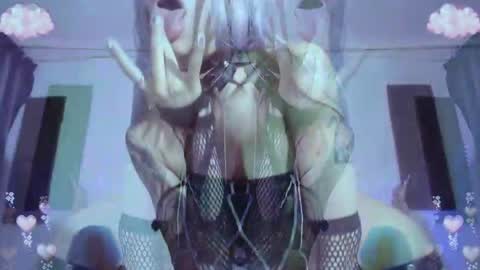 Snapshot of gothicute chatting on 05.12.26 online show from 05.12.26