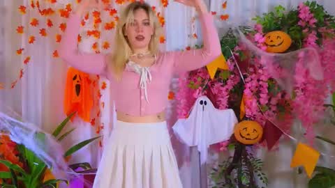 Snapshot of gracecaldwell chatting on 10.28.25 Grace online show from 10.28.25