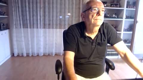 Snapshot of grandpach chatting on 09.21.25 grandpach online show from 09.21.25