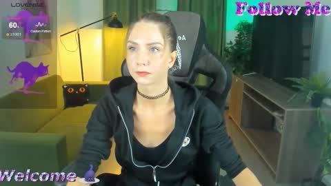 Snapshot of graycewild chatting on 09.15.25 GrayceWild online show from 09.15.25