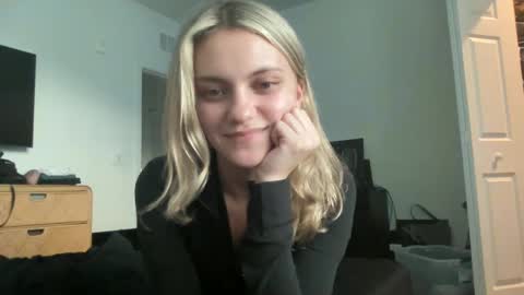 Snapshot of greeneyeddream129 chatting on 12.31.24 mila 3 online show from 12.31.24
