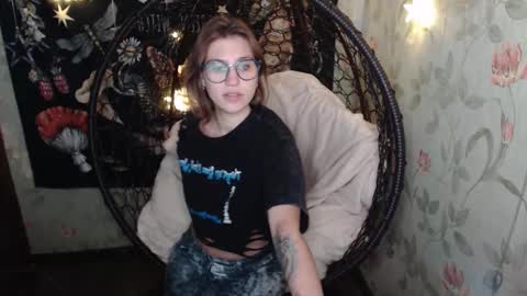 Snapshot of greenwitch9 chatting on 09.26.25 Lina online show from 09.26.25