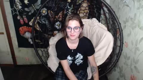 Snapshot of greenwitch9 chatting on 10.04.25 Lina online show from 10.04.25