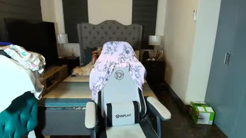 Snapshot of greta_v chatting on 11.18.25 greta_v online show from 11.18.25