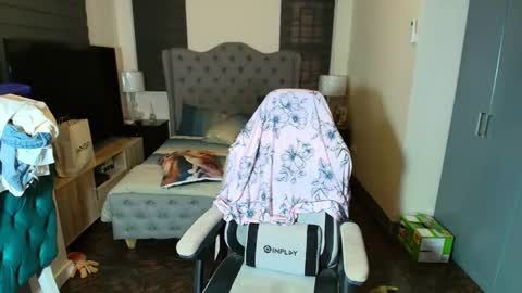 Snapshot of greta_v chatting on 11.19.25 greta_v online show from 11.19.25