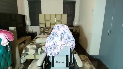 Snapshot of greta_v chatting on 12.19.25 greta_v online show from 12.19.25