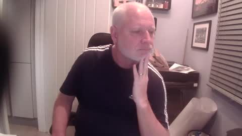 Snapshot of greyfox_6000 chatting on 02.18.25 greyfox_6000 online show from 02.18.25