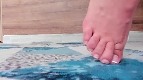 Snapshot of gummyluv chatting on 10.28.25 gummyluv online show from 10.28.25