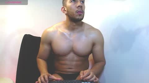 Snapshot of gurushake chatting on 07.12.26 holl latino online show from 07.12.26