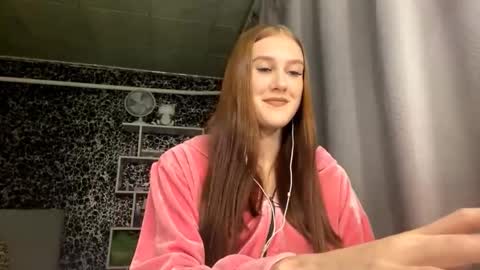 Snapshot of gwenmestayer chatting on 09.21.25 Gwen online show from 09.21.25