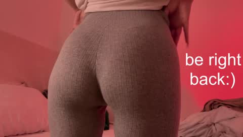 Snapshot of h2h0e chatting on 01.04.25 Lana online show from 01.04.25