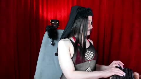 Snapshot of hakurukushka chatting on 12.21.24 Haku Please help me with your thumbs up its important online show from 12.21.24