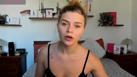 Snapshot of haleyreedme chatting on 10.10.25 Haley online show from 10.10.25