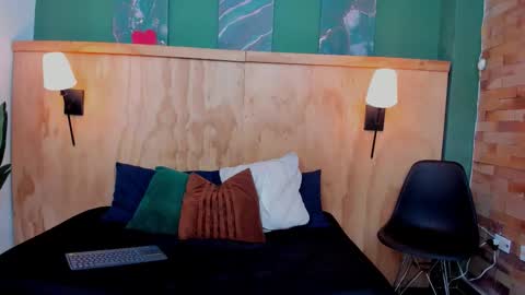 Halley Lorens online show from 10.12.25