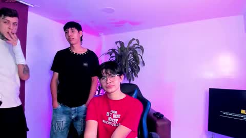 Snapshot of handsomeboys19 chatting on 09.20.25 leonardfarrucknick and otis online show from 09.20.25