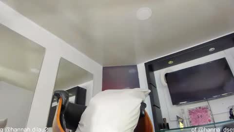 Snapshot of hanna_dilu chatting on 10.28.25 hannah dilau  online show from 10.28.25