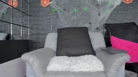 Snapshot of hanna_lens chatting on 10.30.25 Hanna lens online show from 10.30.25