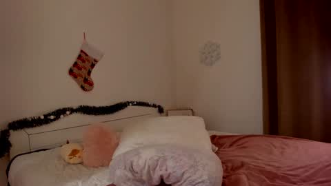 Snapshot of hannacrush chatting on 12.26.24 HannahIm a simple girl who likes gifts Lovense is activeThere are legends that in this room all your wish can come true online show from 12.26.24