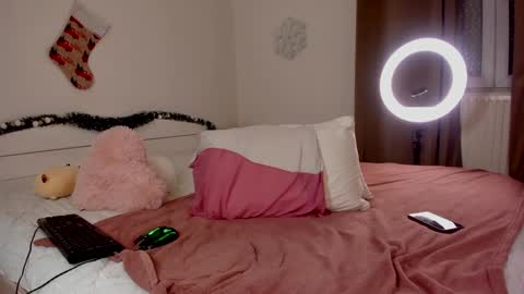 Snapshot of hannacrush chatting on 01.14.25 HannahIm a simple girl who likes gifts Lovense is activeThere are legends that in this room all your wish can come true online show from 01.14.25