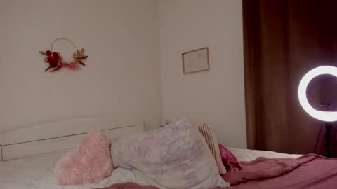 Snapshot of hannacrush chatting on 02.15.25 HannahIm a simple girl who likes gifts Lovense is activeThere are legends that in this room all your wish can come true online show from 02.15.25