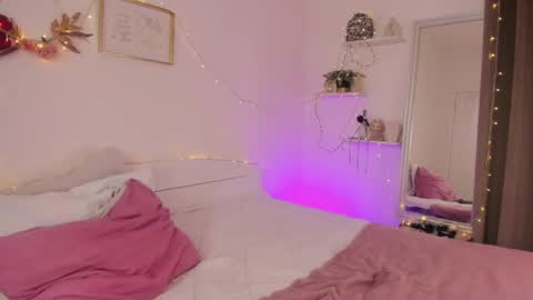 Snapshot of hannacrush chatting on 05.19.26 HannahIm a simple girl who likes gifts Lovense is activeThere are legends that in this room all your wish can come true online show from 05.19.26