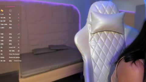 hannahmonttgomery  Help me reach 100 Hands up online show from 01.08.26